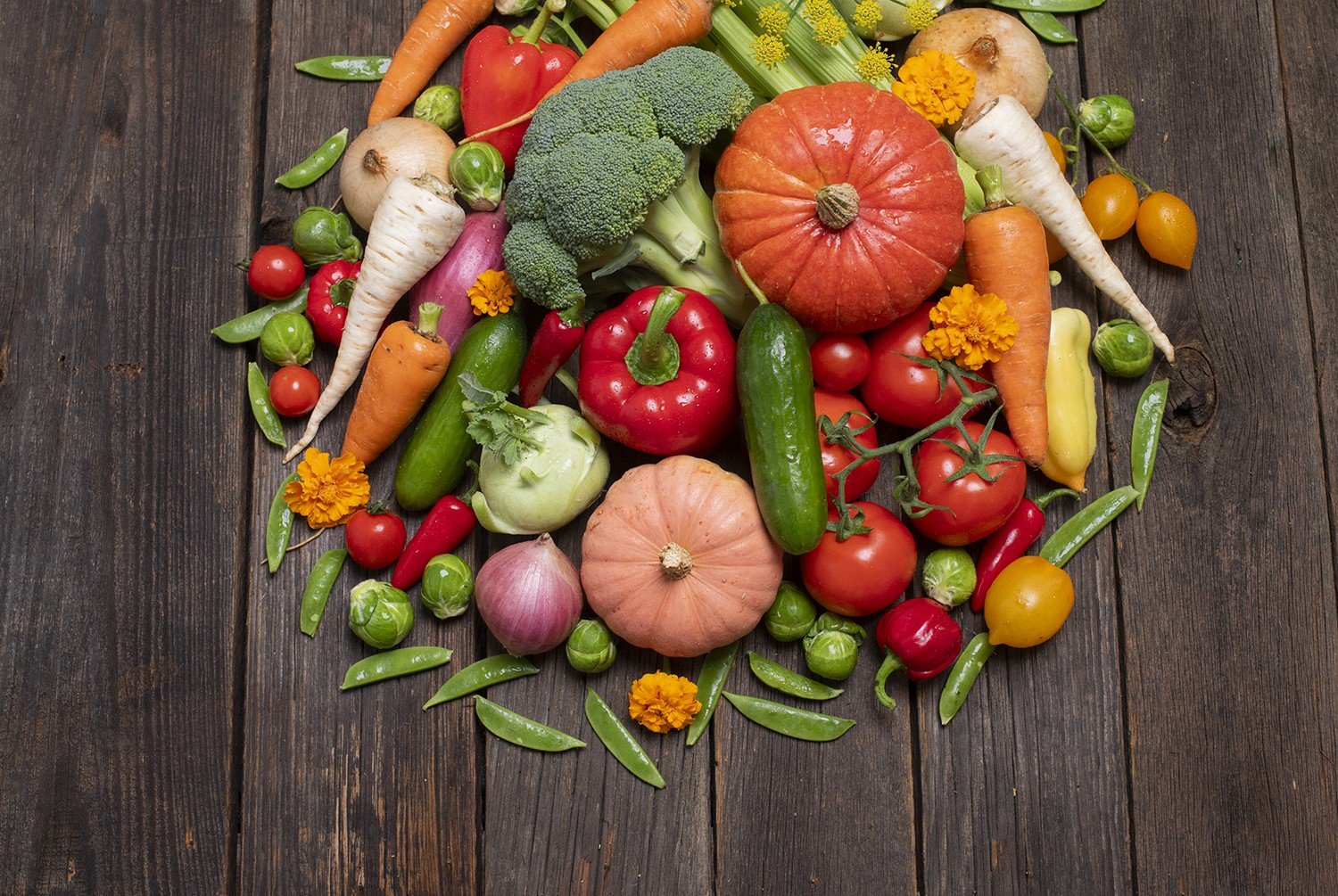 Kompozycja świeżych warzyw i owoców