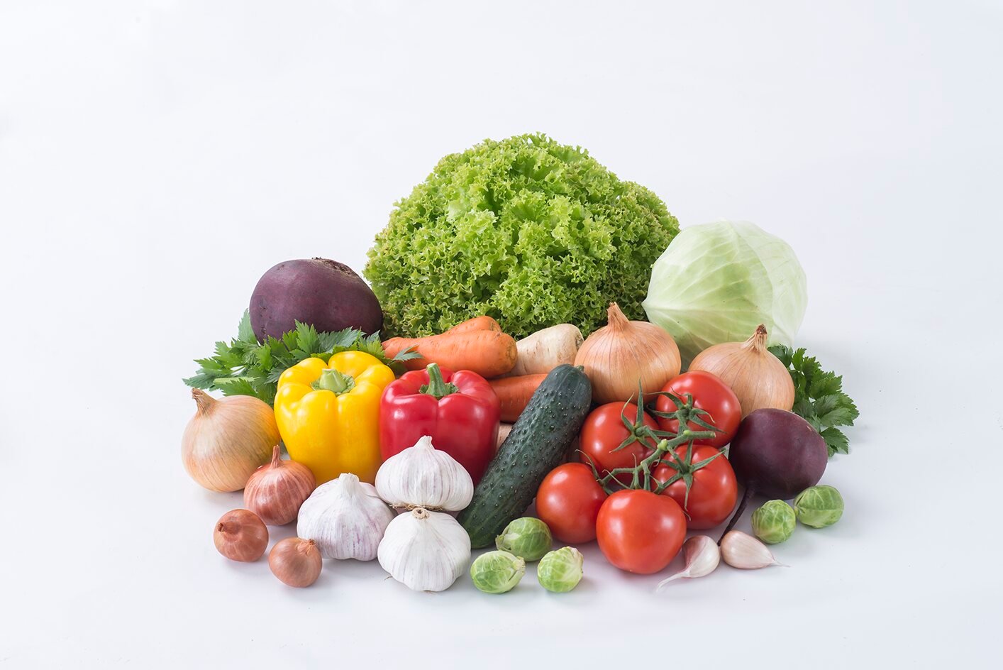 Kompozycja warzyw na jasnym tle